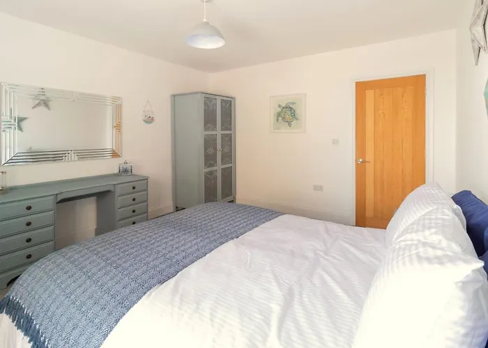 Lovely 2- Bedroom Apartment With Stunning Sea Views