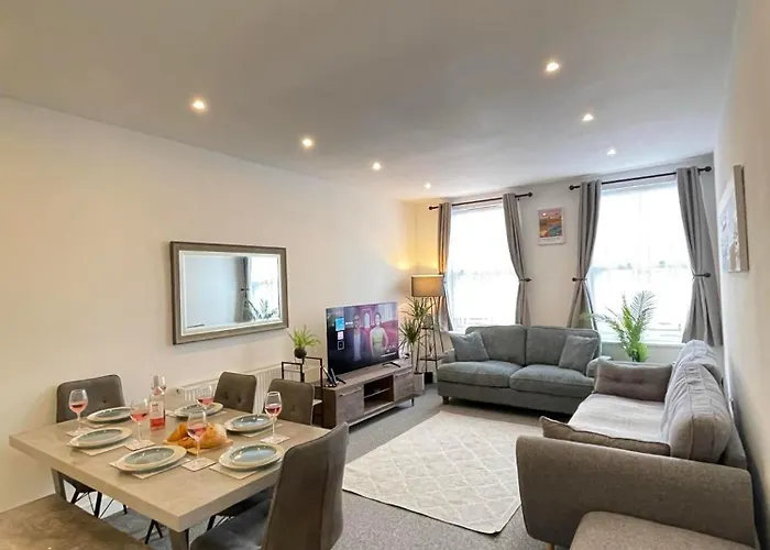 Montague Apartment-Spacious, Central & Free Parking